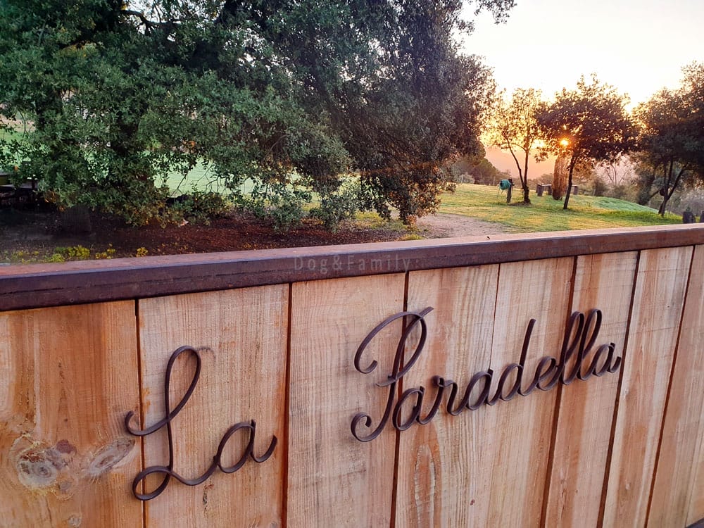 Entrada a la finca de la Paradella - Dog & Family
