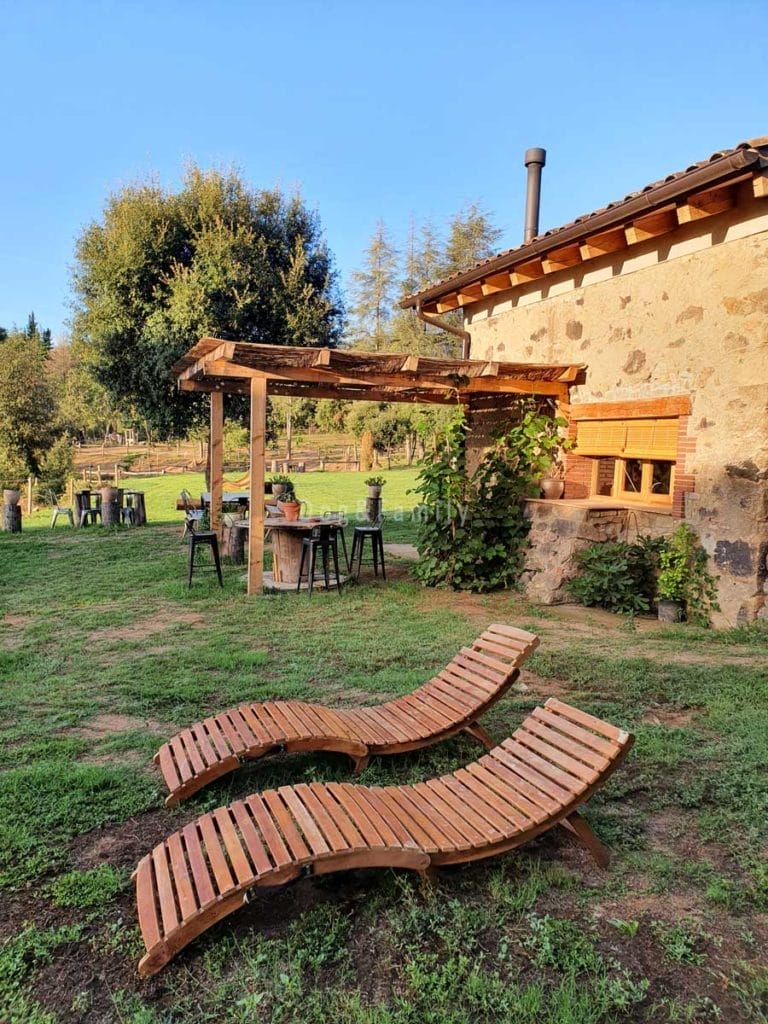 Zona exterior amb hamaques del loft l'Alzina, al Montseny Dog & Family