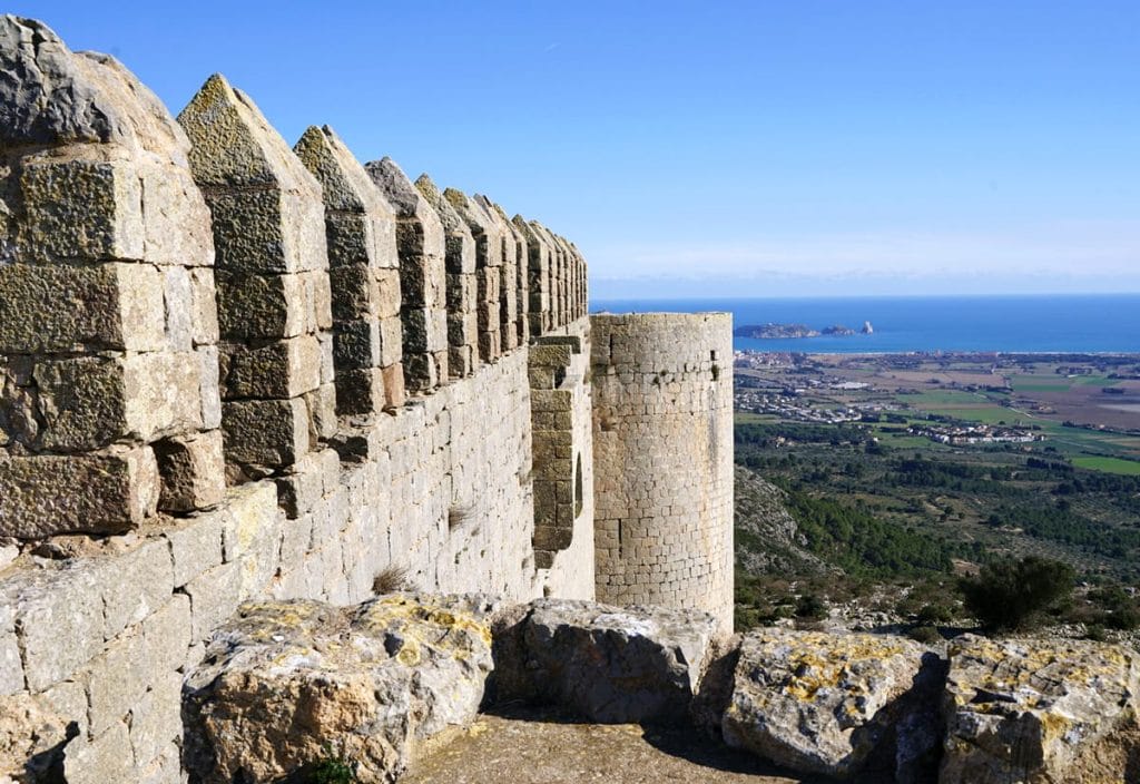 Vista de l'Empordà i les illes Medes des del castell del Montgrí