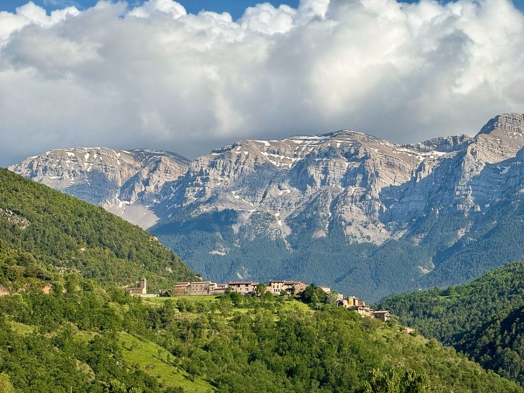 Panoràmica d'Arsèguel amb la Serra de Cadí al fons